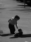 Ero fuori dalla porta del negozio, quando ho notato il bambino e il cane. Sono andato subito a prendere la macchina e ho scattato un po' di foto. Questa  la pi bella. L'originale  a colori, lo poi portata in Photoshop, aumentato i livelli di rosso e portata in bianco e nero. Il risultato  questo ^^