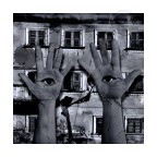 ...davanti alla facciata du un cortile interno berlinese aleggiano le mani dell'artista dalle quali ci fissano i suoi occhi: una scena senza dubbio spettrale con la quale Bayer intende puntare il dito sull'anonimato a cui ci constringe la grande citt.

Marianne Bieger-Thielemann