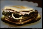 se gli dei andassero in picnic, mangerebbero un panino come questo...

effetto dragan applicato ad un panino, 4 strati:

1. prosciutto cotto con un velo di maionese
2. un sottile strato di burro d'arachidi
3. 4 foglie di insalata con un altro velo di maionese e due anelli di cipolla
4. altro prosciutto cotto....