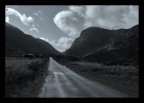 Siamo nel gap of Dingle, un posto magnifico in cui una strada passa in mezzo a due monti fiancheggiando un fiume.
sotto con le critiche