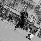 A Parigi, un ragazzo si esibisce per la folla.