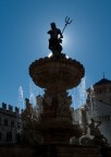 Tentativo di controluce/siluette sulla statua della fontana di Trento.
Scatto fatto anche per testare la nuova ottica controsole. 
L'immagine  stata corretta in postproduzione per la distorsione delle linee cadenti.
Fatemi notare tutti gli errori.
Grazie.