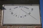 orologio a muro con scritta in latino