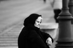 davanti al porto di La Spezia una signora si prepara per la notte....