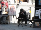 Pittore che si accende una sigaretta