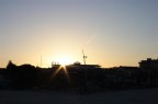 tramonto alle spalle di un palazzo