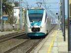 Foto del Minuetto in arrivo sul binario due della stazione di Silvi Marina