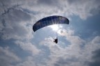 Parapendio in controluce