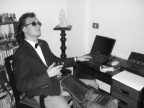 Umberto Baccolo finisce di sorseggiare un calice di rosso e si appresta a mettersi al lavoro sul suo pc