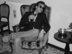 Il presidente della Umberto Baccolo Enterprises sorseggia vino mentre discute con i suoi ospiti