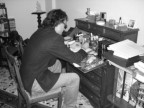 Umberto Baccolo prepara un nuovo polemico articolo per il suo giornale, mettendo a frutto le sue abilit di retore