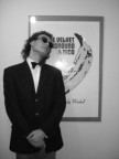 L'artista multimediale Umberto Baccolo ritratto davanti alla gigantografia della copertina dell'album The Velvet Underground & Nico, realizzata da Andy Warhol