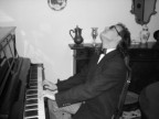 La tensione emotiva raggiunge i massimi livelli in chi ascolta Baccolo eseguire la nona sinfonia di Beethoven al suo pianoforte