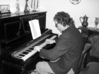 Umberto Baccolo, ospite perfetto, intrattiene i suoi ospiti con la sua straordinaria abilit di pianista, nota in tutto l'oltrepo'