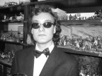 Umberto Baccolo fotografato tra i numerosi soldatini da collezione che adornano la sua casa