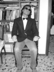 Umberto Baccolo, direttore del Severino e presidente della Umberto Baccolo Enterprises, artista multimediale e re della mondanit vogherese, in posa nel disordine del suo studio su una antica poltrona un tempo di propriet vescovile