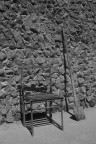 Un sedia dove il lavoratore si siede per una pausa e la parete su cui appoggia il suo arnese di lavoro.