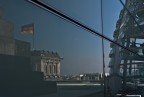 Dalle vetrate a specchi del ristorante Kfer, nella terrazza del Reichstag, ho tratto questa immagine: la parte est dell'imponente struttura con la relativa bandiera. Tutta l'immagine  riflessa, e le righe nere non sono altro che l'unione degli specchi.