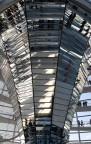 . . gli specchi si prestano a giochi di riflessi, ma portano anche la luce all'interno della sala sottostante del Parlamento Tedesco. L'illuminazione dell'Arch. Sir Norman Foster.
