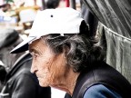 Un'anziana signora in un mercatino popolare di Lisbona.