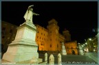 Ferrara by night. La statua di Girolamo Savonarola ed il Castello Estense.
