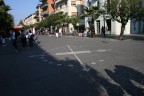 bussola con orologio sul pavimento