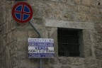 muro con cartello di azienda immobiliare al quanto bizzarro