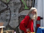Ho scattato questa foto sabato pomeriggio al mercato di Senigaglia a Milano. Il signore con la barba canuta e il maglione ha attirato la mia attenzione pe ril suo sguardo profondo. Spero di avergli reso giustizia con questa mia foto rubata. 
Ogni commento (anche se duro purch costruttivo)  ESTREMAMENTE ben accetto.
Luminanza