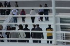 persone a passeggio viste attraverso le sbarre