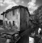 Rovato 2008
Questo edificio, un tempo ingrosso di mangimi e sementi, negli  anni 30 e 40  veniva considerato come attivit ubicata in campagna. Oggi fa parte del tessuto cittadino  e della campagna non vi  pi traccia.
Due lavatoi posti al  margine del fosso rafforzano l'immagine della doppia decadenza. Il disfacimento  delle strutture abbandonate e l'abbandono degli stili di vita.