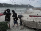 Portonovo, tempo impietoso, ci rifugiamo insieme a MescoDesign e Nonno dentro un bar ristorante sulla spiaggia per prendere qualcosa da mangiare... sul vetro ci sono tante gocce su cui si riflettono due coraggiosi all'esterno... ecco una analogia ripetuta quasi all'infinito, perfetta per uno scatto street... che ne dite?!?