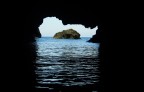 da dentro una grotta con un piccolo gommoncino....guardando il mare
isole tremiti...bellissime