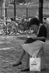 Ho scelto questa fotografia per la composizione moto serena e per la curiosit che ingenera la ragazza che legge, ma quale lettura pu catturare in quel modo una ragazza? un libro di poesie? o solamente un giornalino di gossip? a me piace pensare che sia un libro di poesie, tuttavia non lo sapr mai.