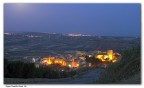 Salemi (TP) illuminata dalle luci e la campagna illuminata dalla luce della Luna.