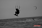 Foto scattata con 40d + 70-200 2.8 is. Volutamente storto l'orizzonte e l'effetto ombra dell'atleta.. Commenti graditi!
Aggiunta del logo RRD(marca di kite Surf) in stile pubblicitario!
