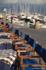 Una fila di sedia nella piazza di Lerici (SP).