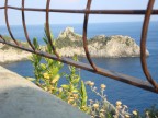 Uno scorcio di paradiso dietro un'opprimente ringhiera