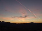 nel cielo una scia di un aereo