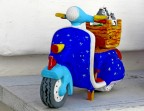 Scatto senza troppe pretese, fatto ad Alberobello in zona Trulli (infatti si notano i piccoli trulli sulla vespa), mi da tanta allegria e sar un ricordo di questa bella estate.