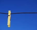 quando raccogli i panni........rimane solo lei.......ad aspettare altri panni.......lode alla molletta