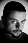 Torno a pubblicare qualcosa (c'ho messo un po' per capire che il sito era cambiato!)... inizio con un autoritratto in BN, il mio primo autoritratto ed uno dei miei primi BN. Critiche e commenti mooooltooo graditi.