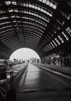 C' sempre un'atmosfera poetica nella stazione di Milano Centrale soprattutto nelle prime ore del mattino dove c' ancora poca gente in giro.