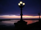 Uno dei splendidi lampioni che decorano il lungomare di Bari