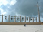 San Giovanni Rotondo. Piazzale nuova chiesa intitolata a Padre Pio.
Il grandissimo crocifisso.