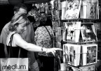 Una signora a Londra, in cerca di souvenir..
