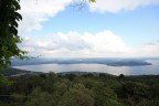 Una foto da un antico monastero trasformato in
ristorante.
In lontananza il lago di Monate e Varese ed in
primo piano il Lago Maggiore
10mm f9,5 1/180s iso 200
foto non trattata in PW ma ridemensionata