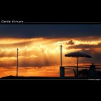 ...che se ne va
dove gli pare
dove non sa.
Noi prigionieri in questa citta'
viviamo sempre di oggi e di ieri
inchiodati dalla realta'...


...VIA LIBERA A SUGGERIMENTI E CRITICHE...

FOTOCAMERA Nikon D80 & Nikkor AF-S VR 18-200/3,5-5,6 G IF-ED
FOCALE 200mm
TEMPO 1/800
DIAFRAMMA 5,6
ISO 250
POST Sviluppo NEF, curve, contrasto, correzione colore selettiva, brucia/scherma, cornice.
LUOGO Lido di Camaiore (LU)