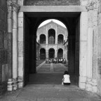 L'ingresso della basilica di sant'ambrogio in una sera d'estate.
commenti e critiche come sempre graditissimi :)