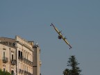 Esibizione di un Canadair della protezione civile durante la festa dell'aereonautica militare.
Siracusa, 9 Luglio 2005