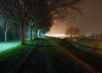L'equilibrio tra la leggera foschia e le luci dei lampioni rendono questo scorcio della Mura Ferraresi un paesaggio da fiaba.